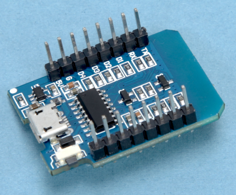 Die zwei Stiftleisten werden eingel�tet.